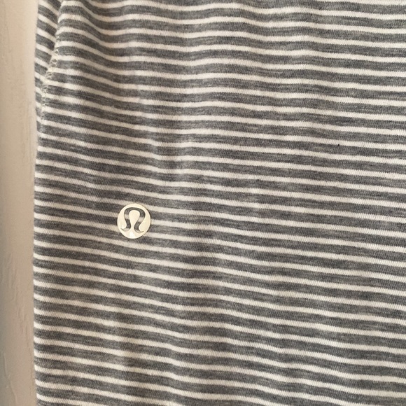 Womens Lululemon top size 2 - Picture 8 of 9